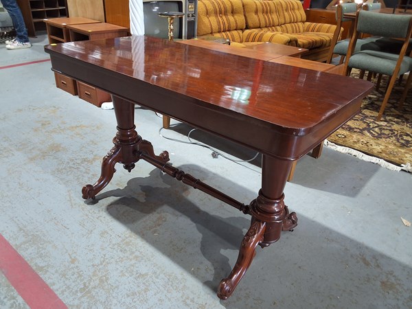 Lot 156 - TABLE