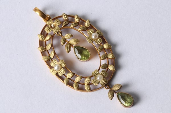 Lot 1005 - GOLD PENDANT