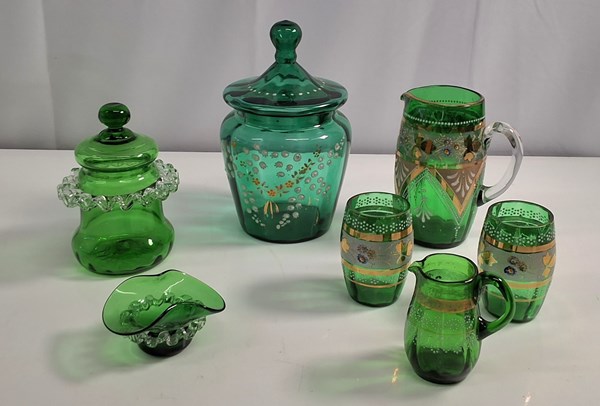 Lot 1231 - A COLLECTION OF GREEN DECORATIVE GLASS