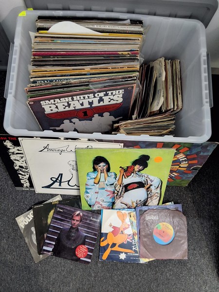 Lot 1371 - VINYL RECORDS