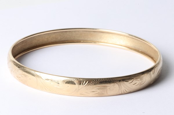 Lot 1012 - GOLD BANGLE