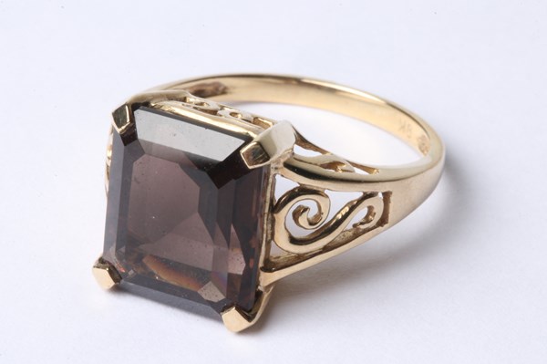 Lot 1020 - GOLD RING