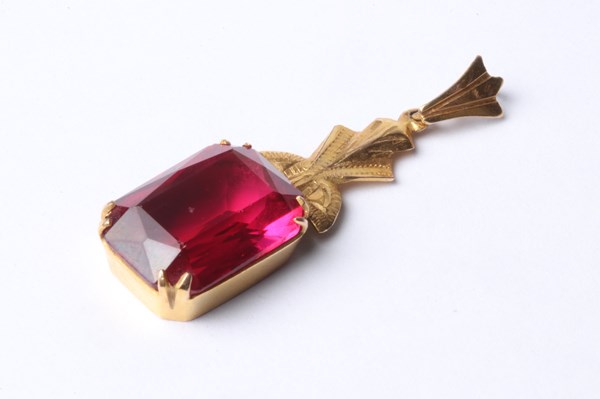 Lot 1003 - GOLD PENDANT