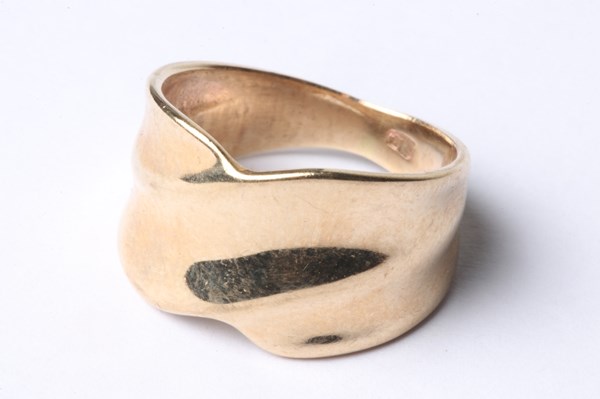 Lot 1016 - GOLD RING