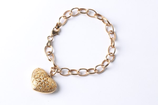 Lot 1013 - GOLD BRACELET