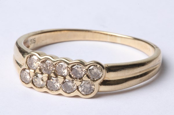 Lot 1007 - GOLD DIAMOND RING