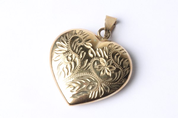 Lot 1034 - GOLD LOCKET