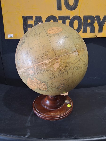 Lot 6 - WORLD GLOBE