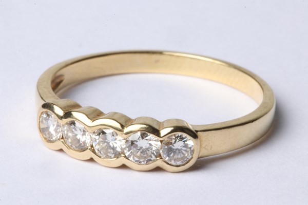 Lot 1015 - GOLD & DIAMOND RING