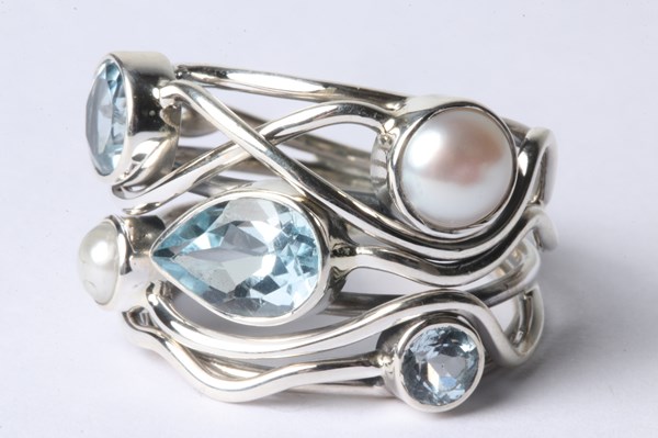 Lot 1039 - SILVER GEMSTONE RING