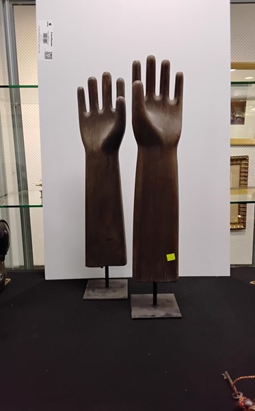 Lot 1221 - TIMBER GLOVE HANDS