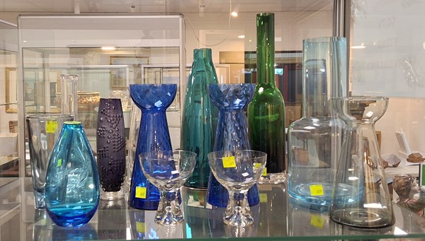 Lot 1369 - MID-CENTURY GLASS