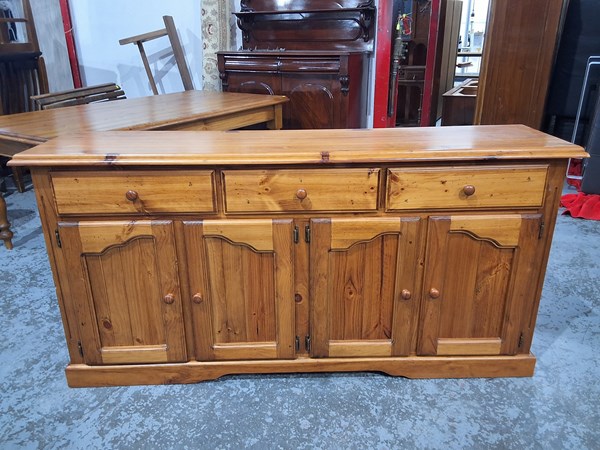 Lot 52 - BUFFET