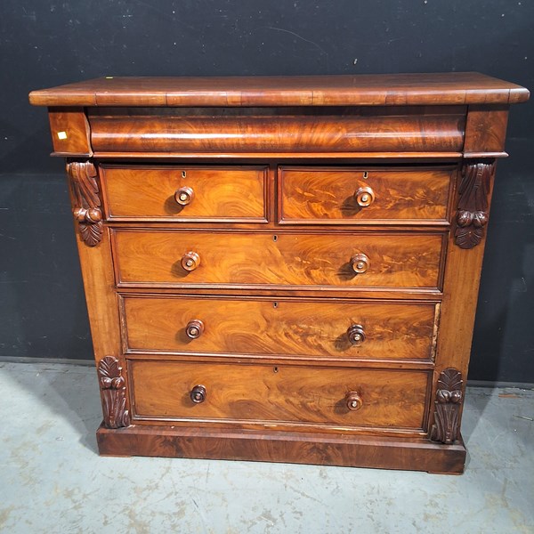 Lot 21 - CHEST OF DRAWERS