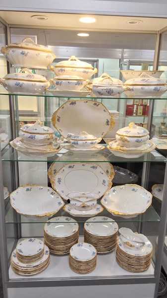 Lot 1228 - LIMOGES DINNER SERVICE