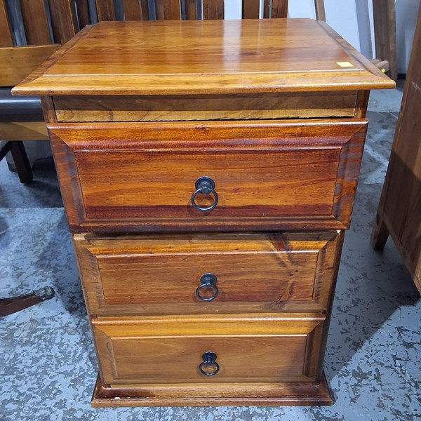 Lot 6 - BEDSIDE CHEST