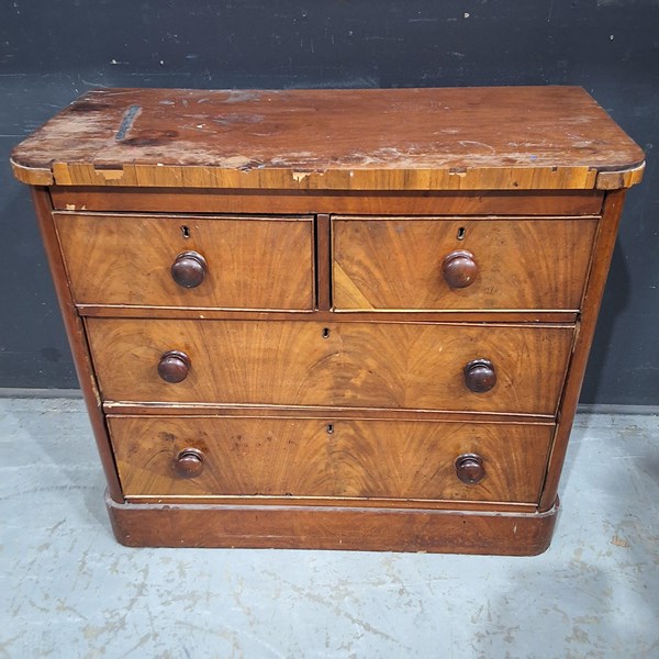 Lot 46 - CHEST OF DRAWERS