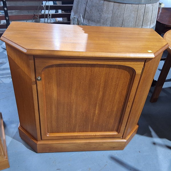 Lot 283 - CONSOLE CABINET