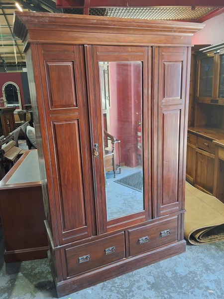 Lot 183 - WARDROBE