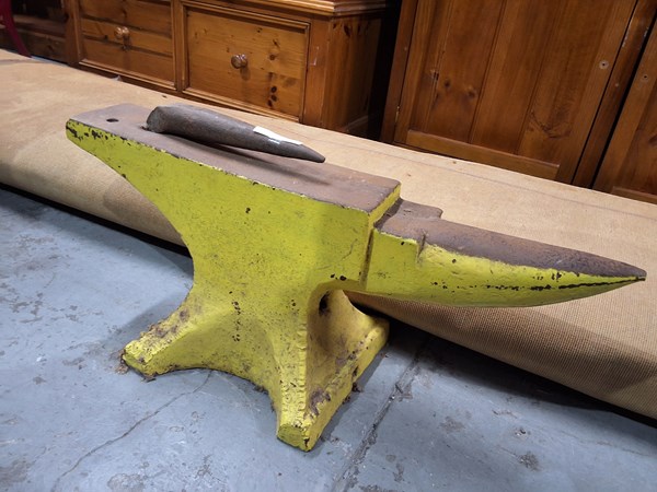 Lot 163 - LARGE ANVIL