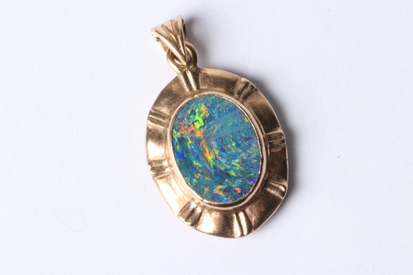 Lot 1004 - GOLD OPAL PENDANT