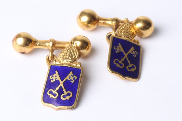 Lot 1055 - GOLD CUFFLINKS