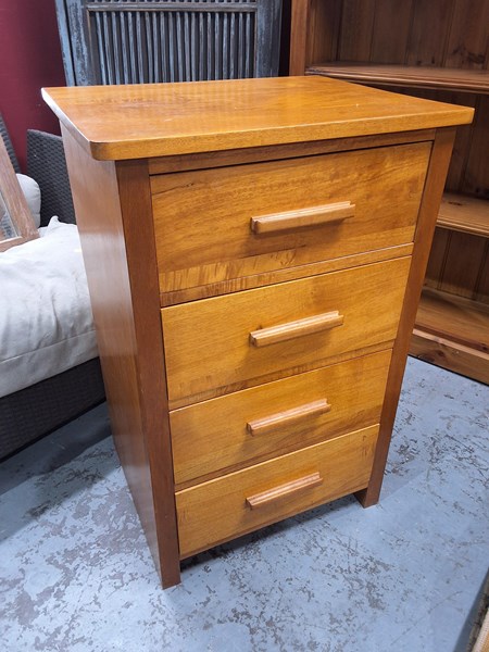 Lot 289 - CHEST OF DRAWERS