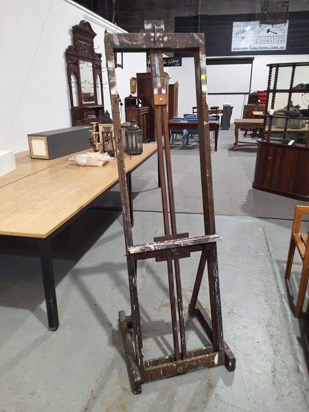 Lot 211 - EASEL