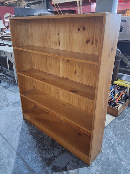 Lot 154 - BOOKSHELF