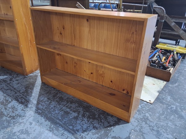 Lot 161 - BOOKSHELF