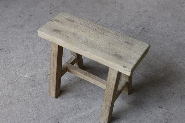 Lot 69 - STOOL