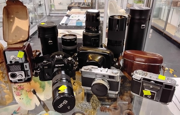 Lot 1405 - COLLECTION OF CAMERAS AND LENSES