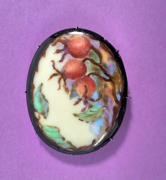 Lot 1057 - HANDPAINTED BROOCH