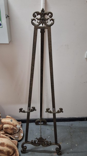 Lot 322 - IRON EASEL