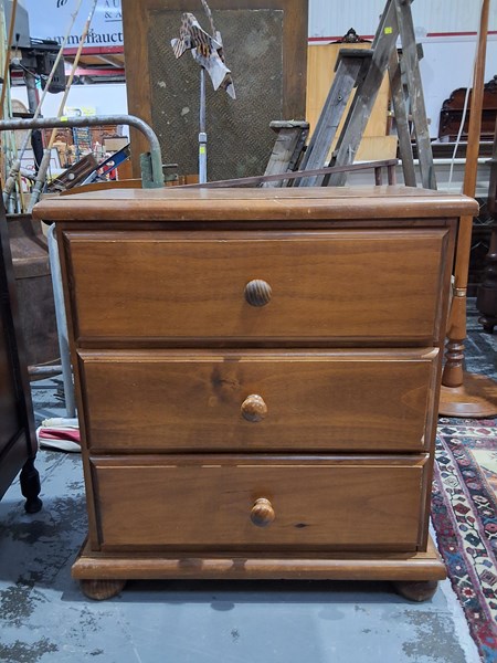 Lot 79 - CHEST OF DRAWERS