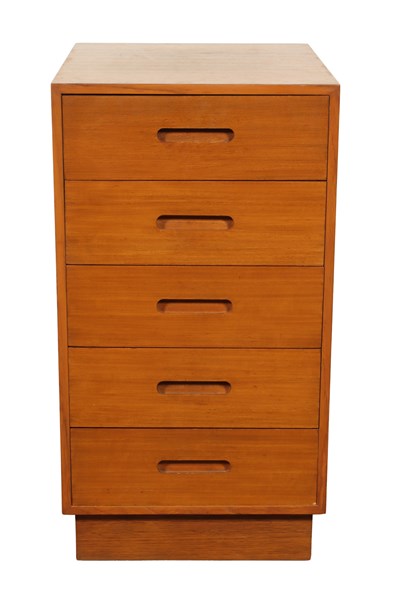 Lot 65 - PETITE CHEST OF DRAWERS