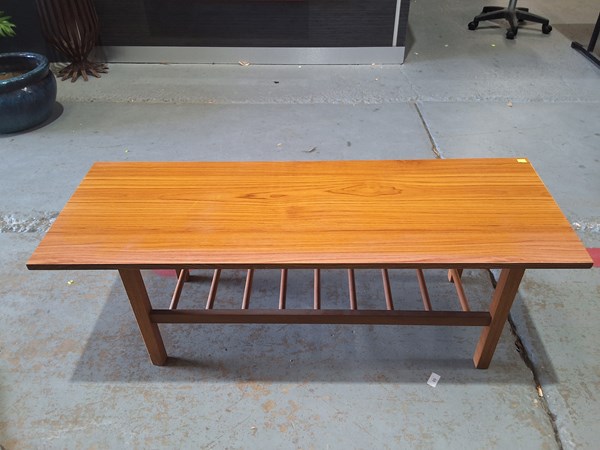 Lot 447 - COFFEE TABLE