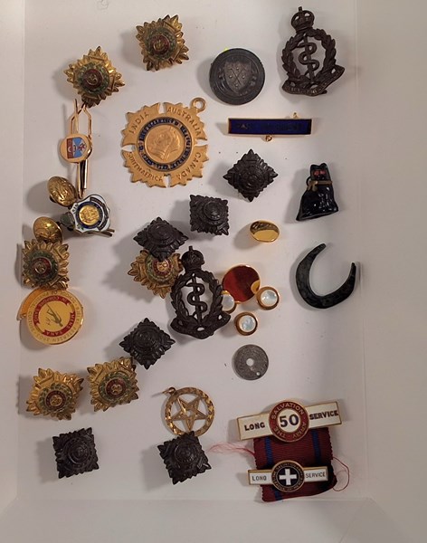 Lot 1074 - BUTTONS & BADGES