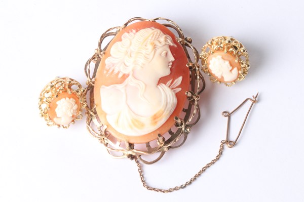 Lot 1030 - GOLD CAMEO SET