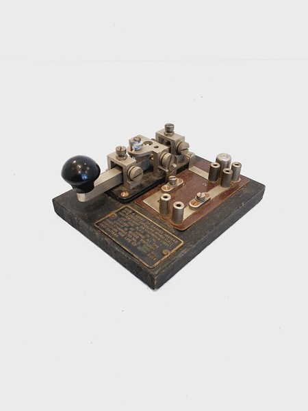 Lot 1164 - MORSE CODE KEY