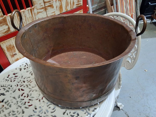 Lot 362 - COPPER POT