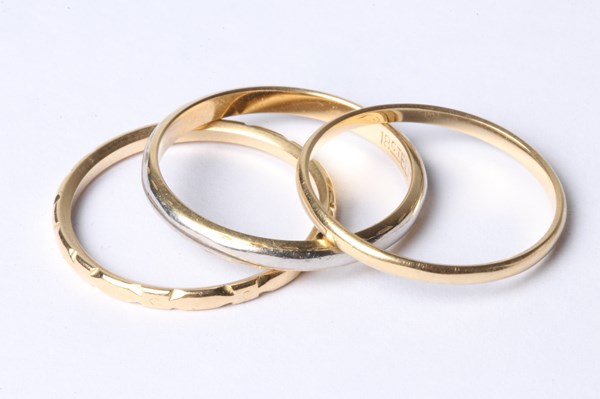 Lot 1033 - GOLD RINGS