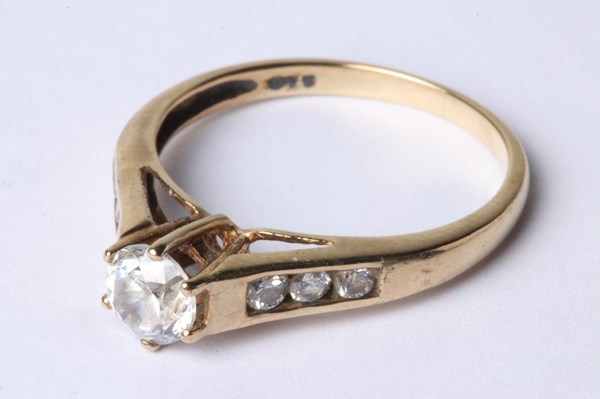 Lot 1002 - GOLD RING