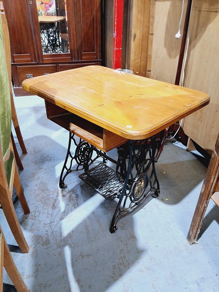 Lot 181 - SEWING TABLE