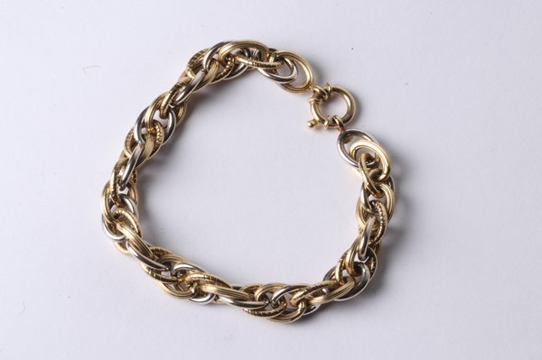 Lot 1019 - GOLD BRACELET