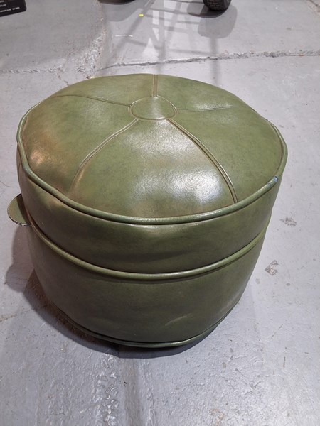 Lot 303 - POUFFE