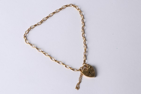 Lot 1029 - GOLD BRACELET