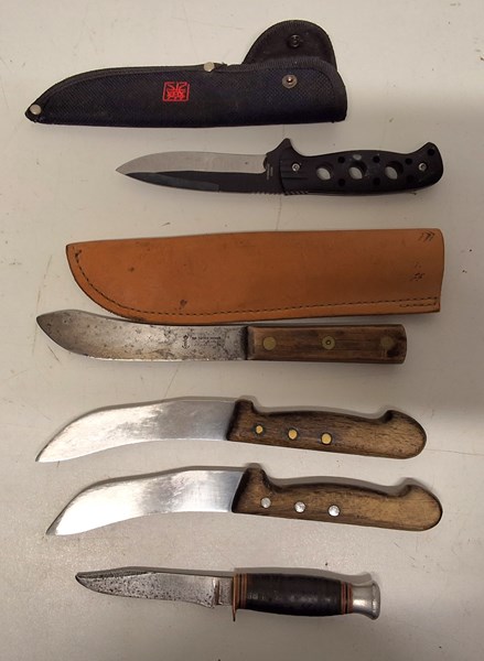 Lot 1243 - HUNTING KNIVES