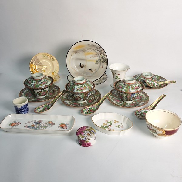 Lot 1134 - CANTONESE FAMILLE ROSE SERVINGWARE