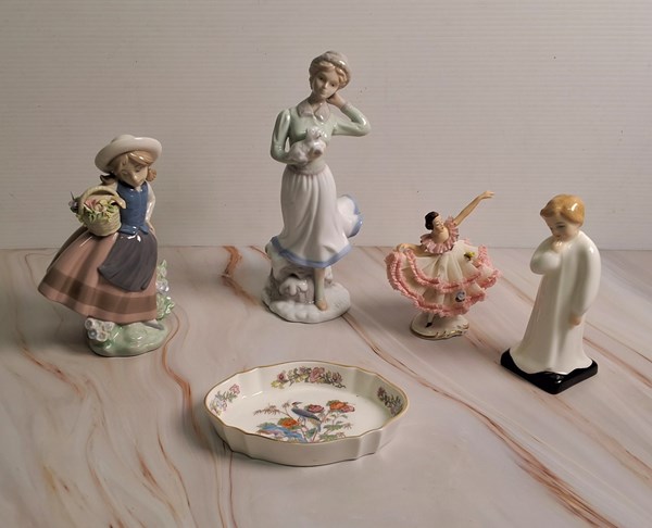 Lot 1129 - A COLLECTION OF FIGURINES